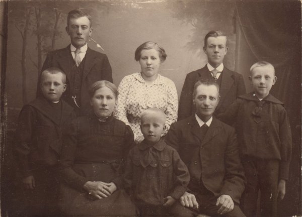 Rasmine og Lars Larsen med familie i 1915