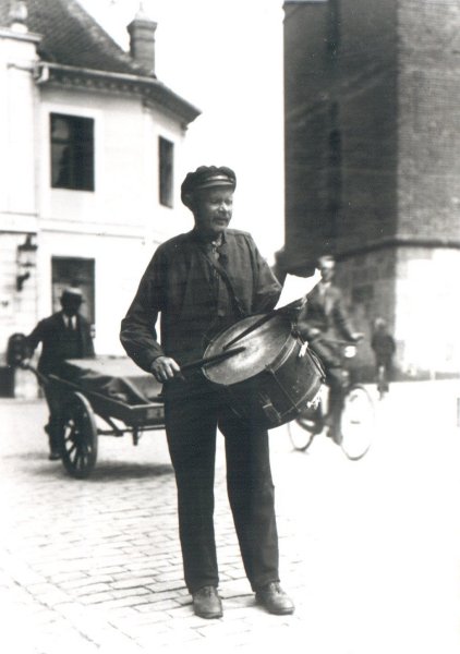 Nyborgs sidste bytrommeslager, kaldet "Røde Skajs", foran Hotel Postgaarden og kirken før 1935.